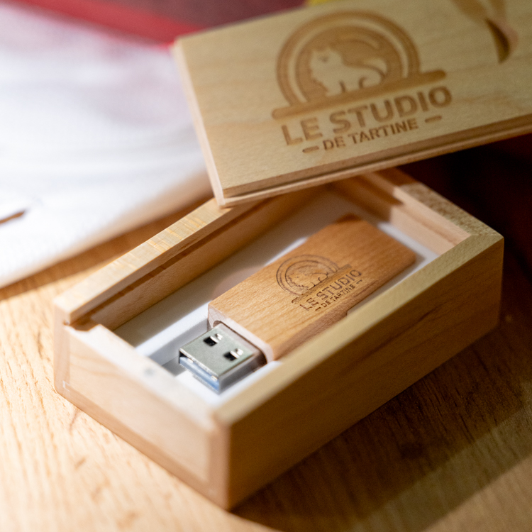 cle usb gravée bois le studio de tartine photographe canin